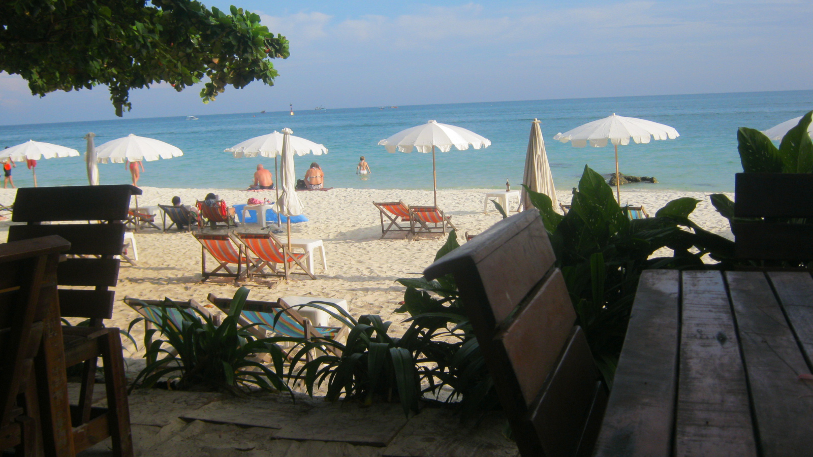 Зимний отдых на пляже на острове Чанг, Таиланд