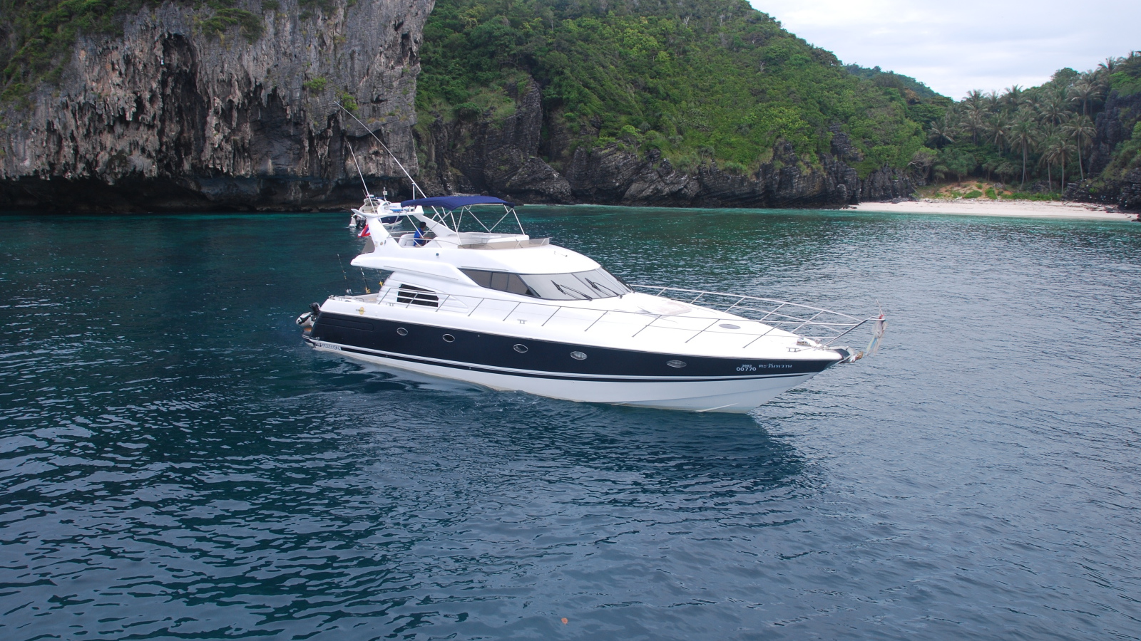 Яхта в заливе на курорте Хуа Хин, Таиланд