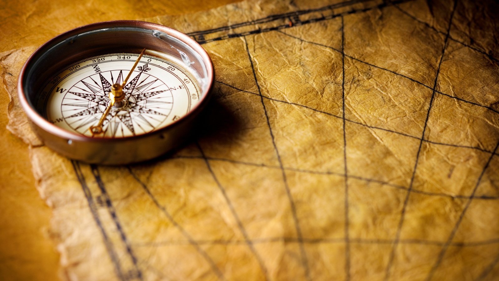 Компас на старой карте Мира