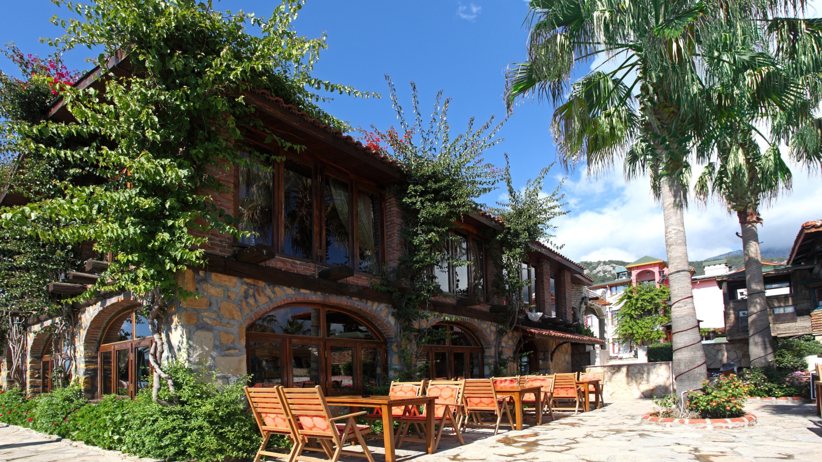 Уютное кафе в Кушадасы, Турция