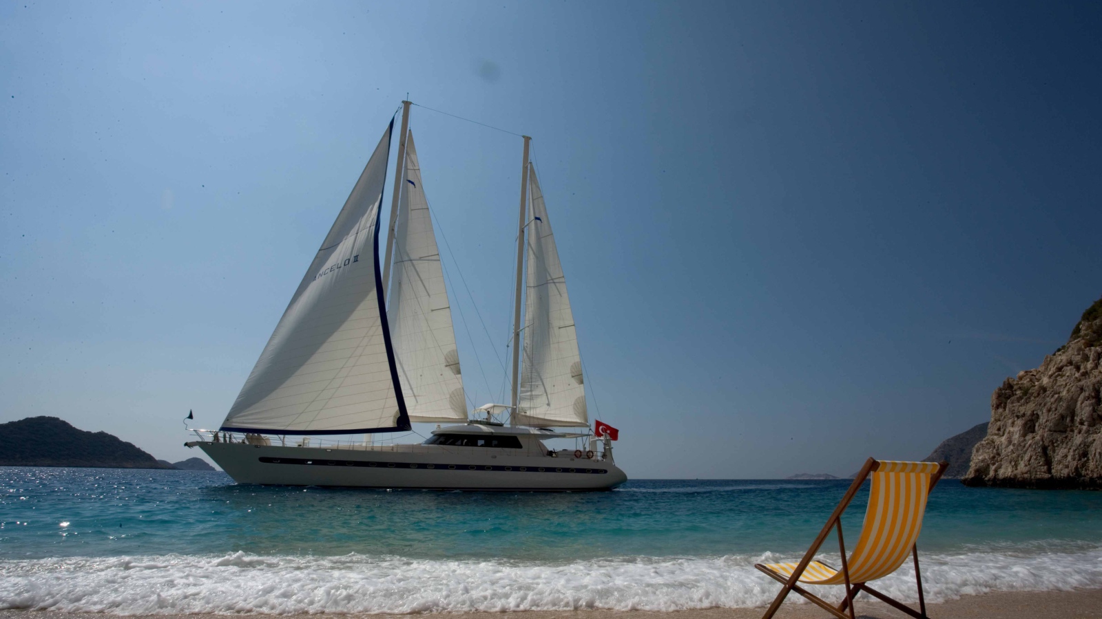 Яхта в гавани Белек, Турция