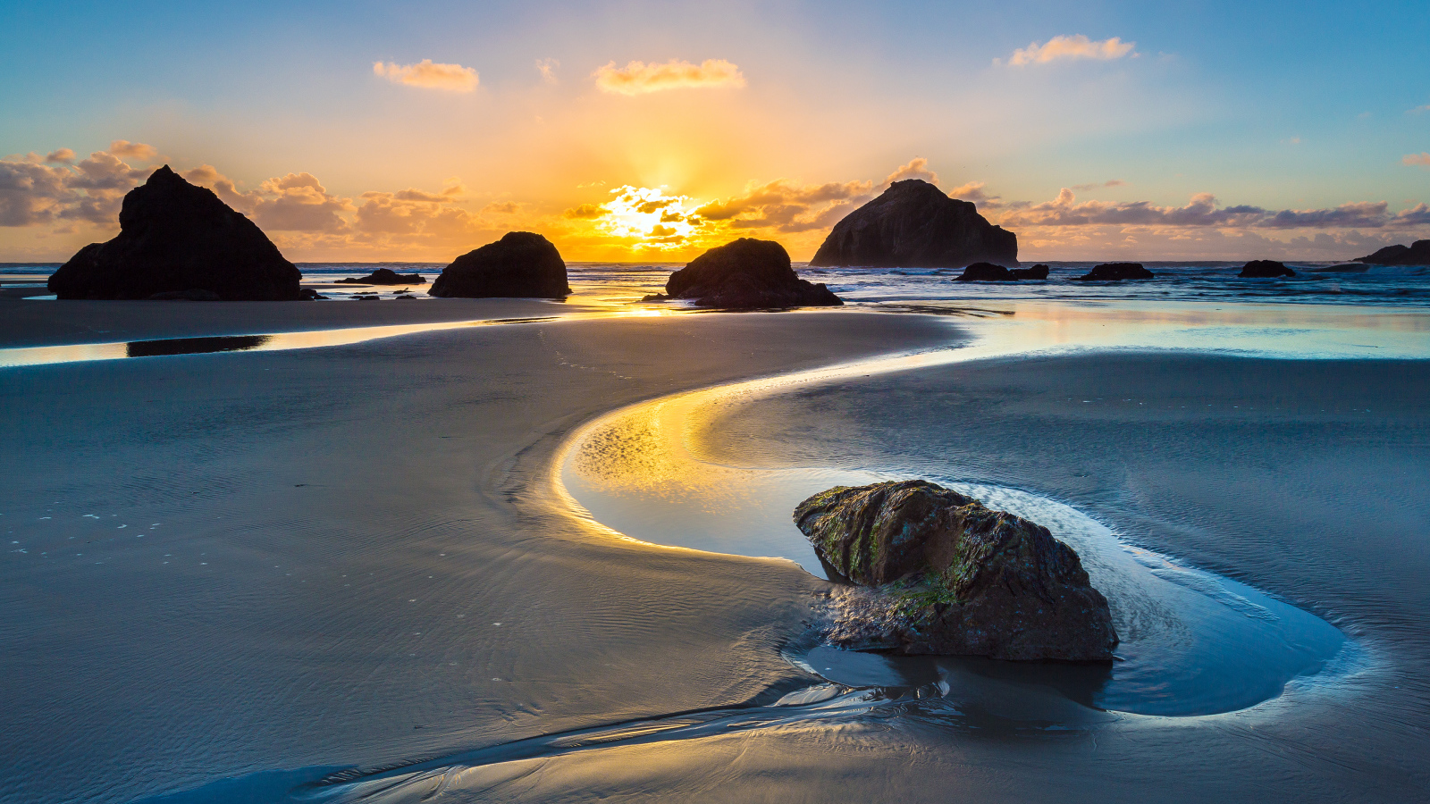 Знаменитые камни на побережье Бэндон, США