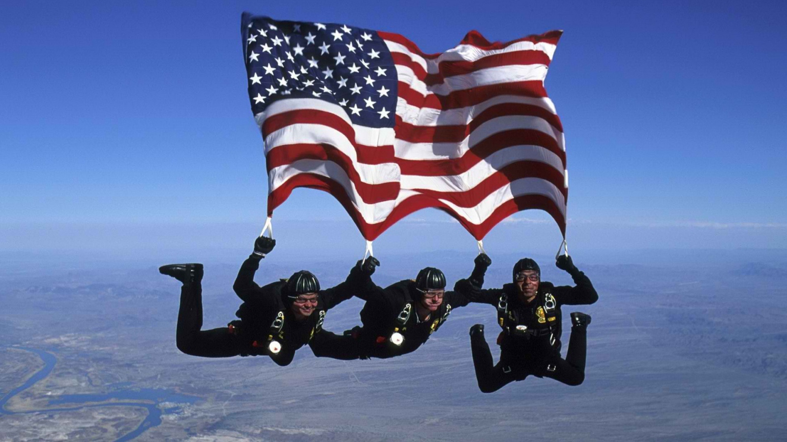 Парашютисты с американским флагом