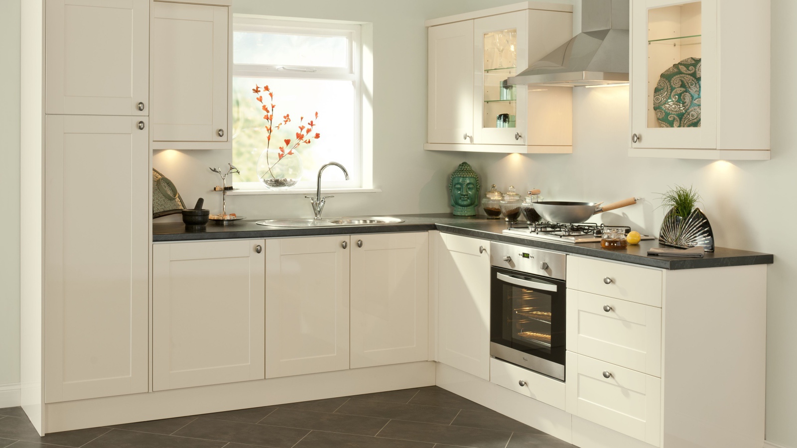 Небольшая светлая кухня