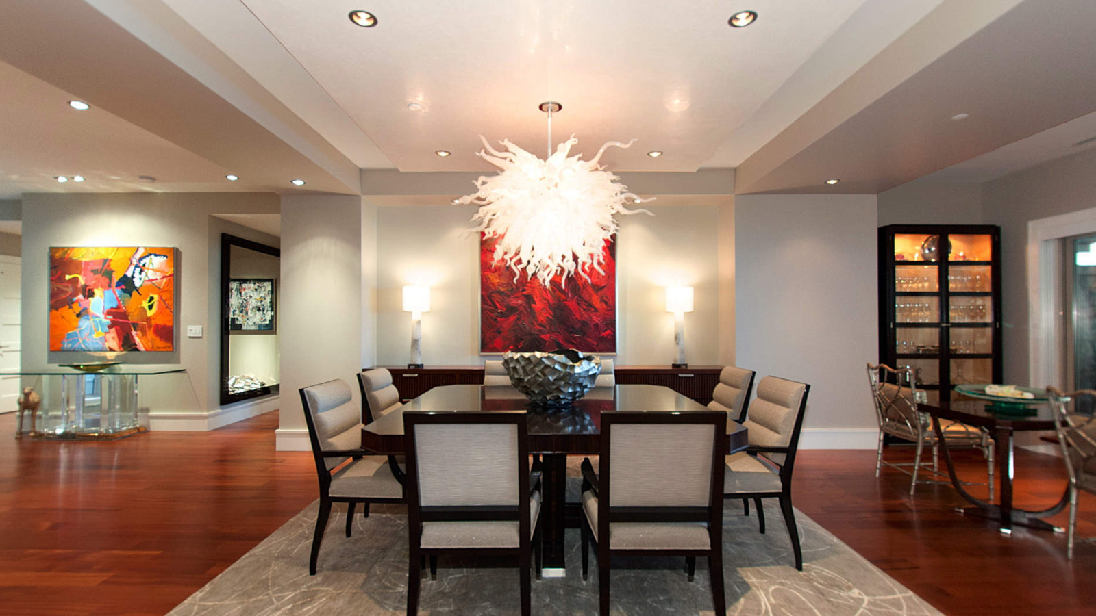 Необычная люстра в столовой