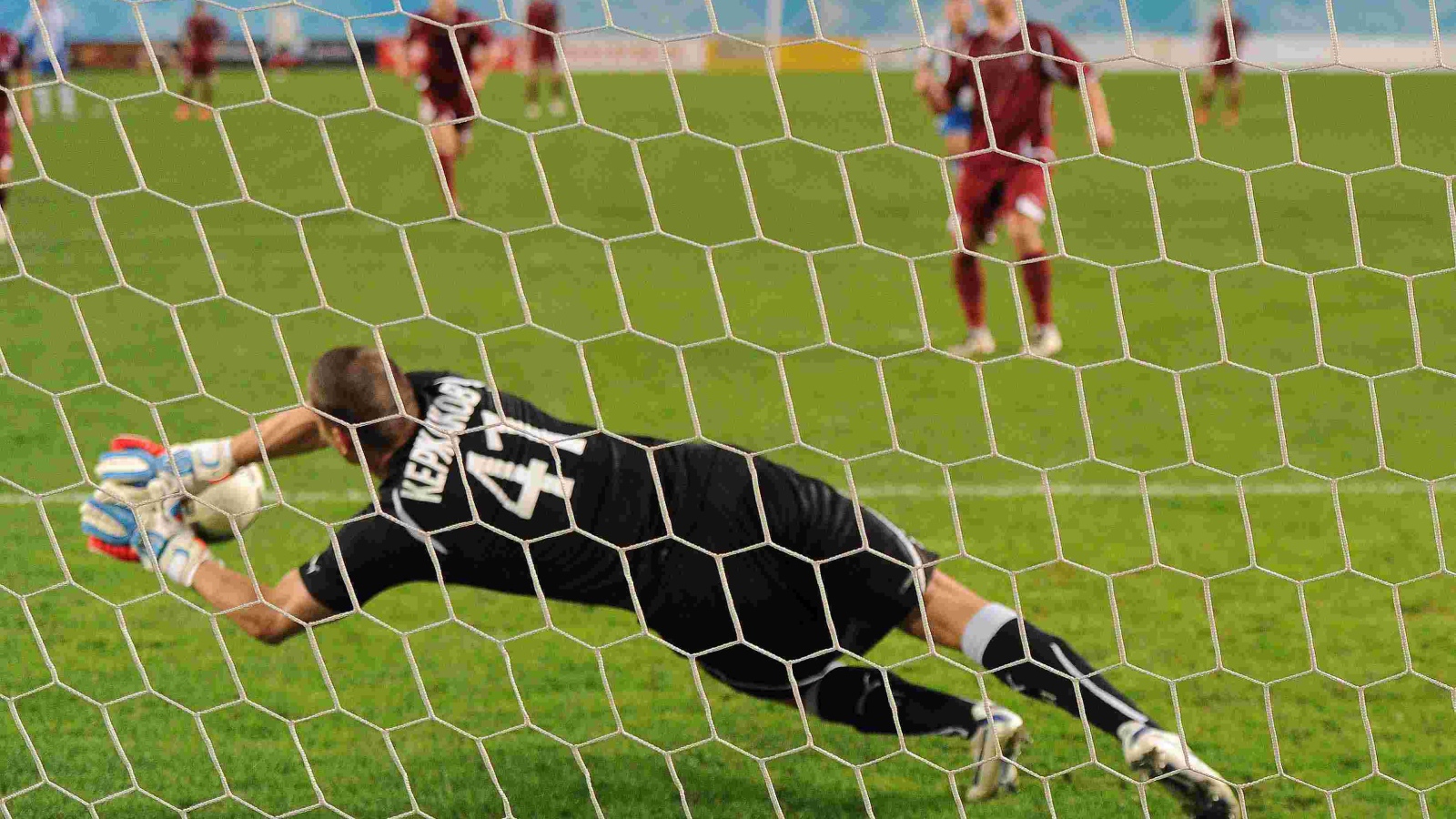 Михаил Кержаков вратарь Анжи