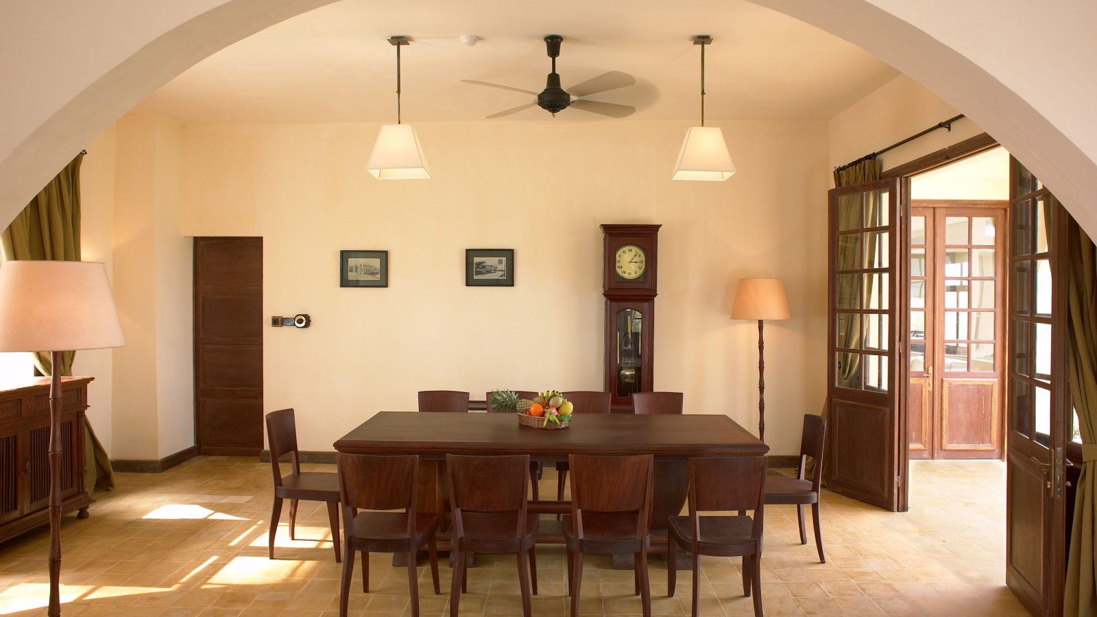 Арка на потолке в столовой