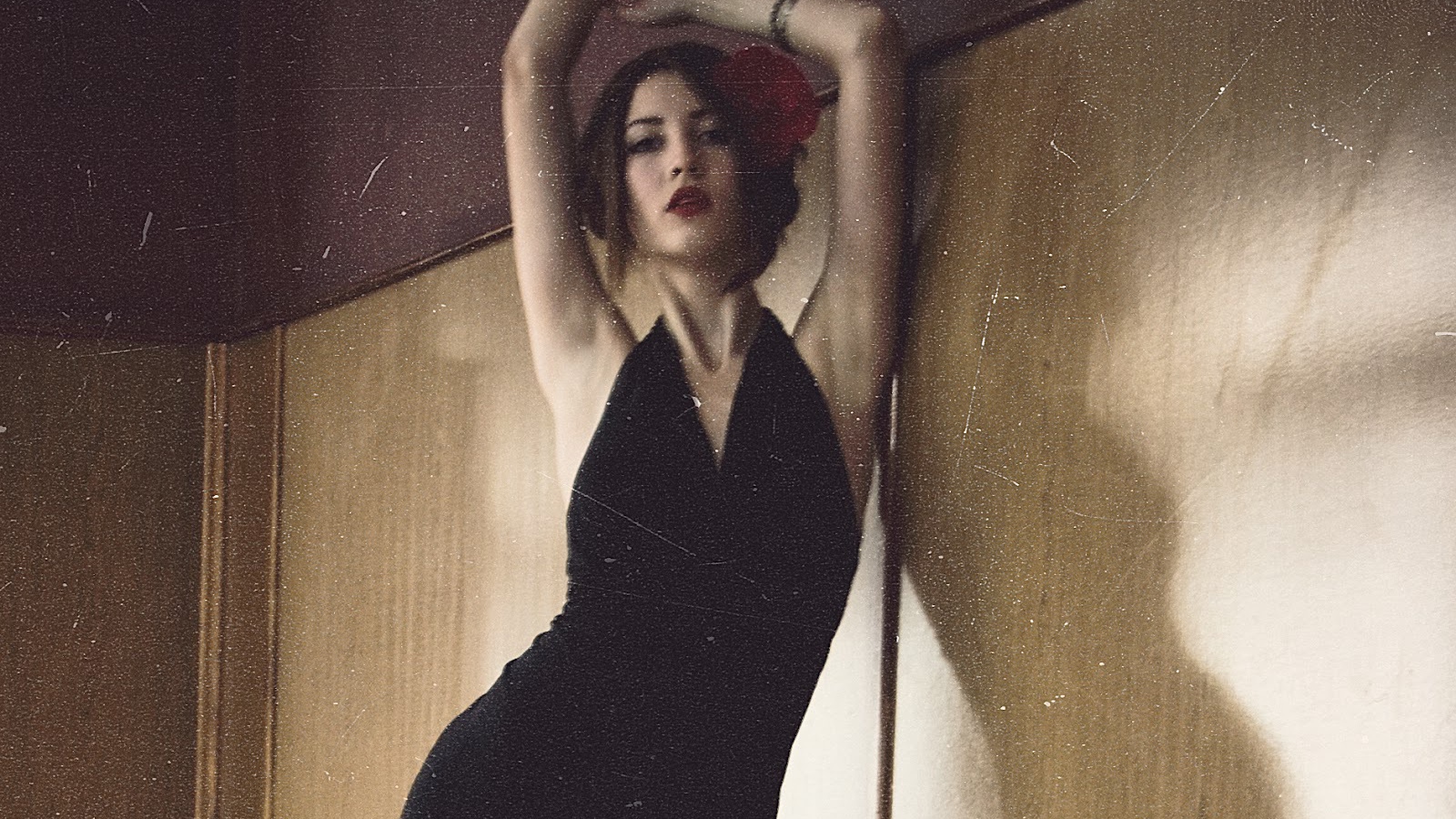 Азиатка в чёрном платье