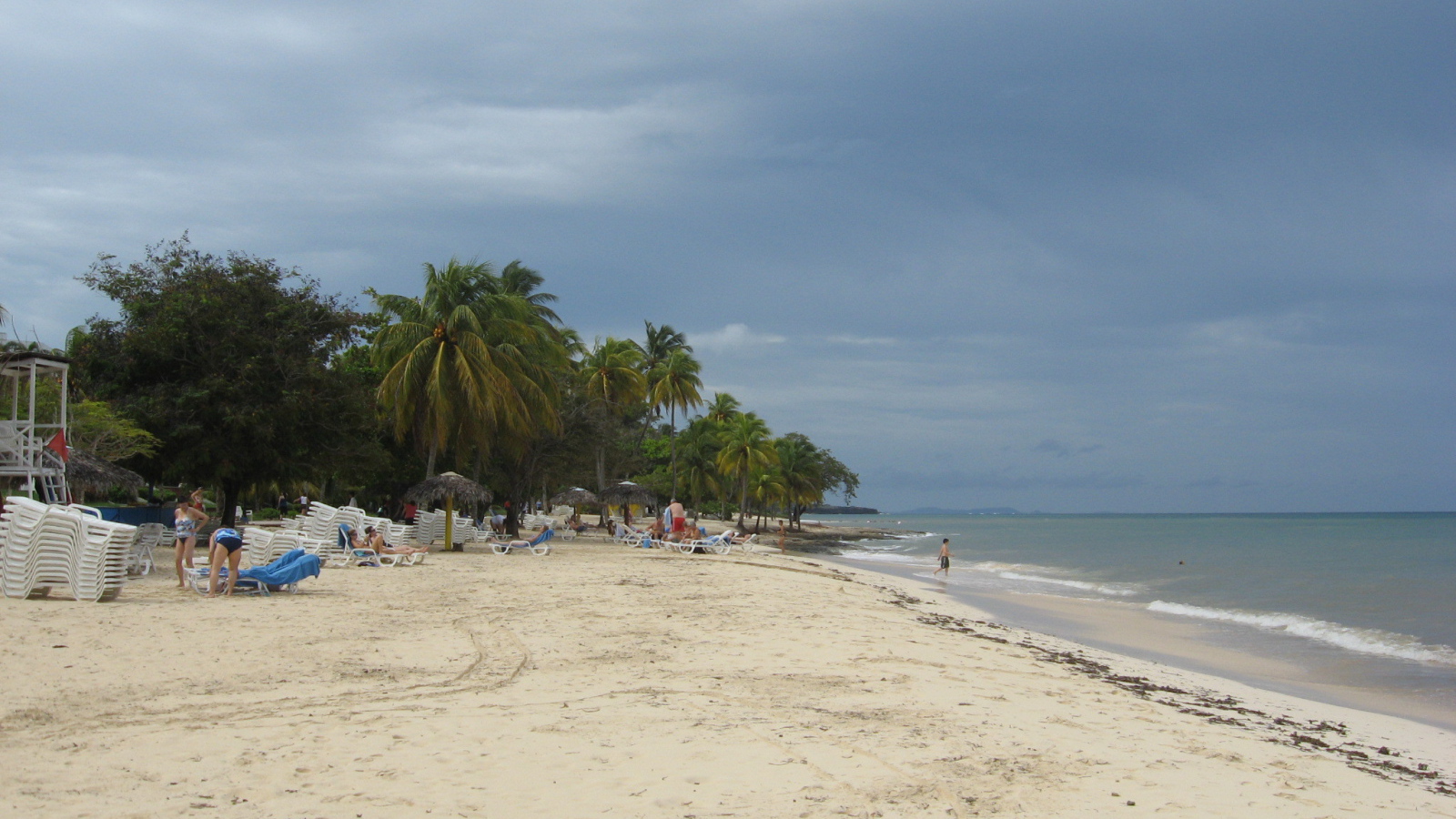 Осенний отдых на пляже на курорте Гуардалавака, Куба