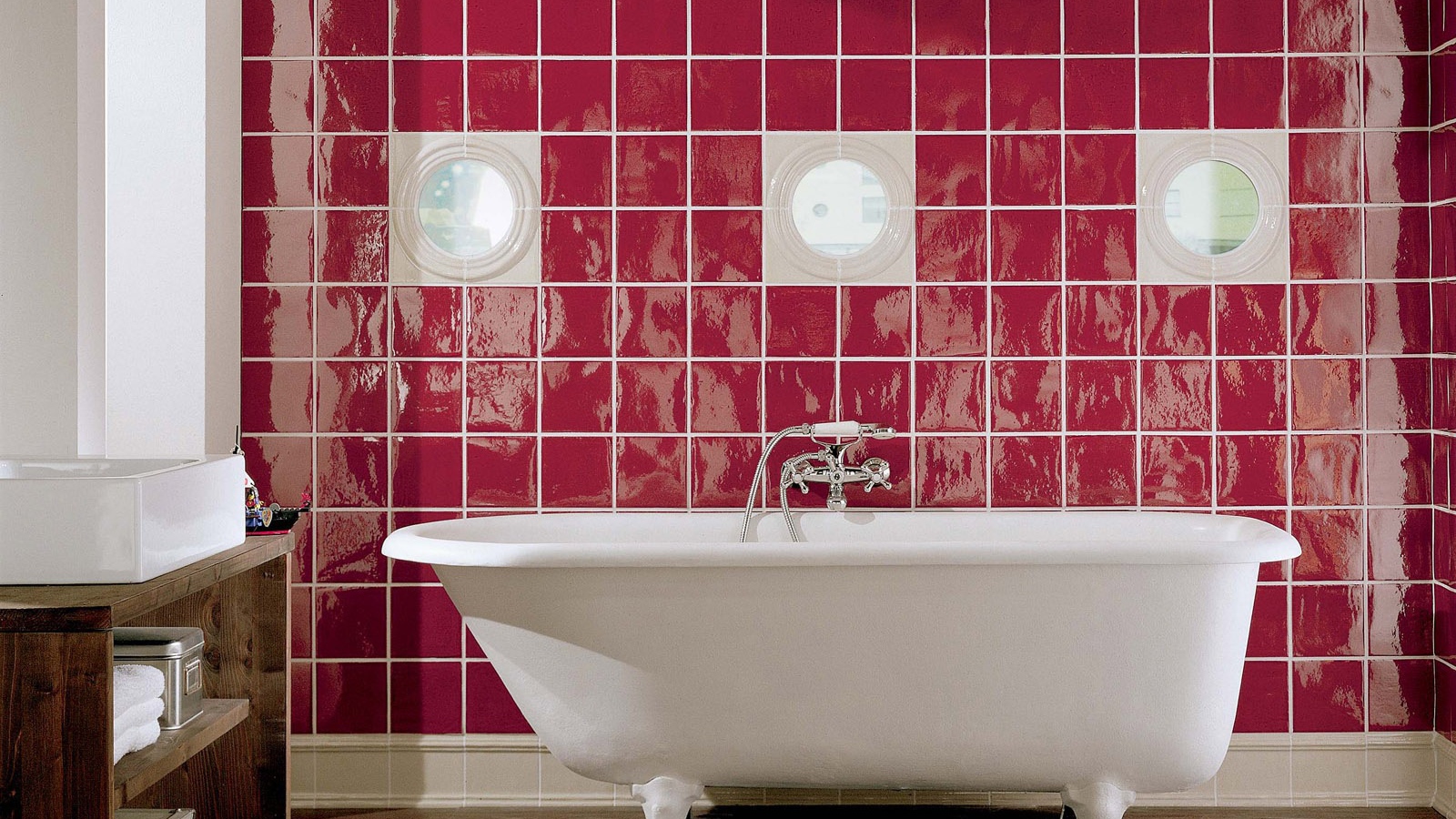 Ванна на красном фоне