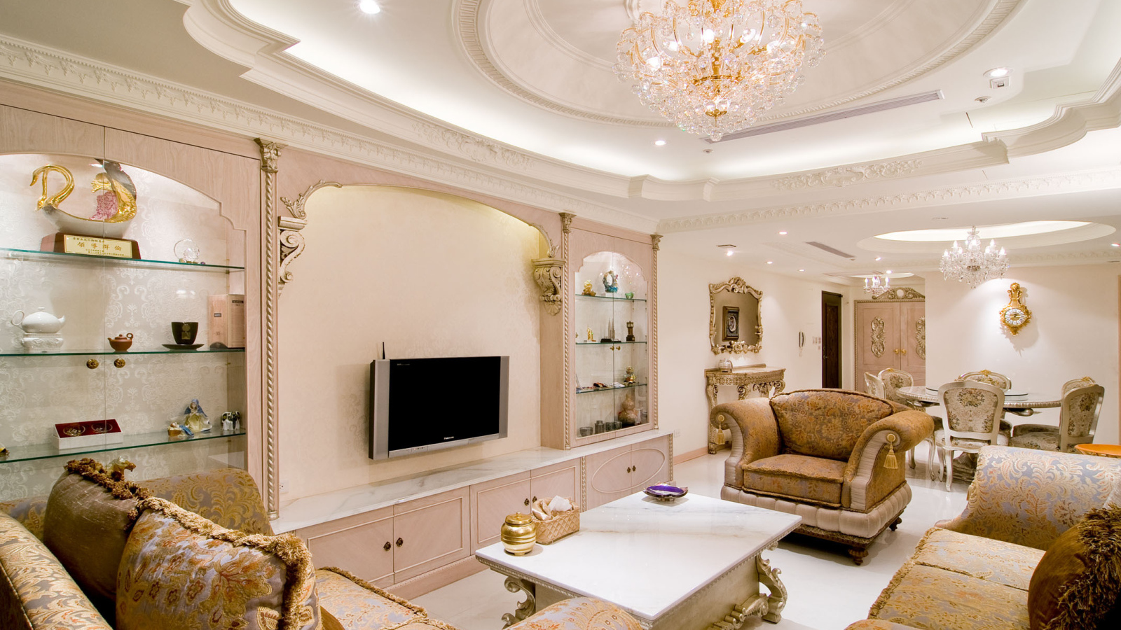 Красивый потолок в гостиной