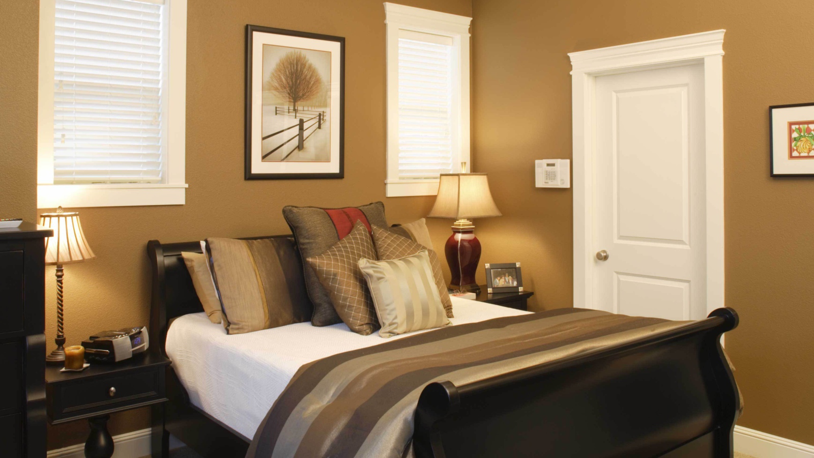 Кровать в спальне