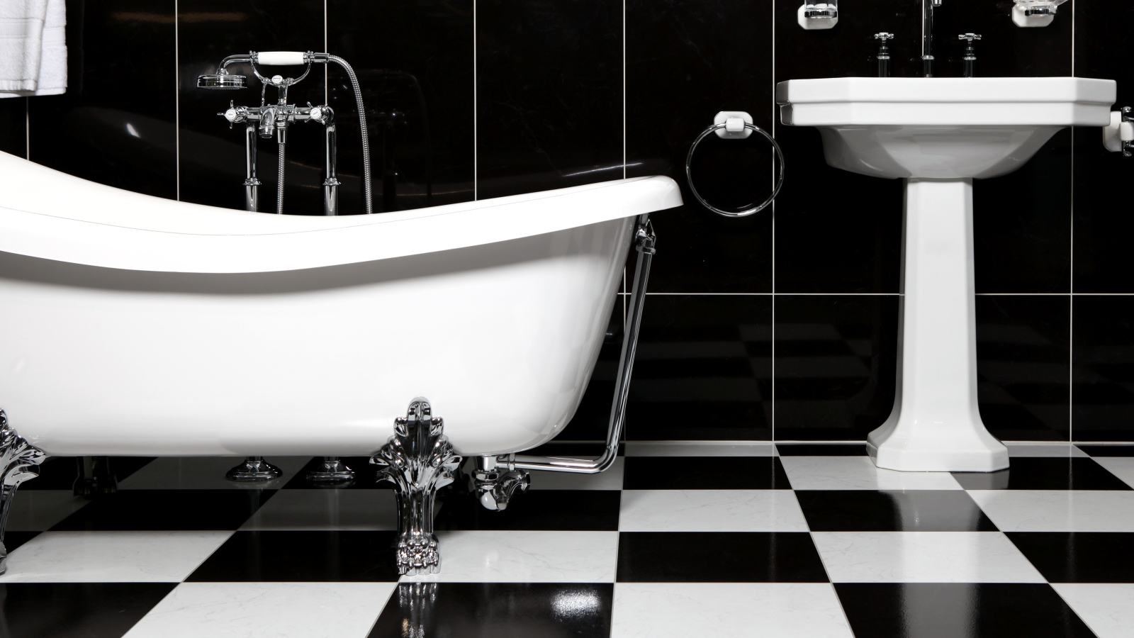 Черно белое оформление ванной