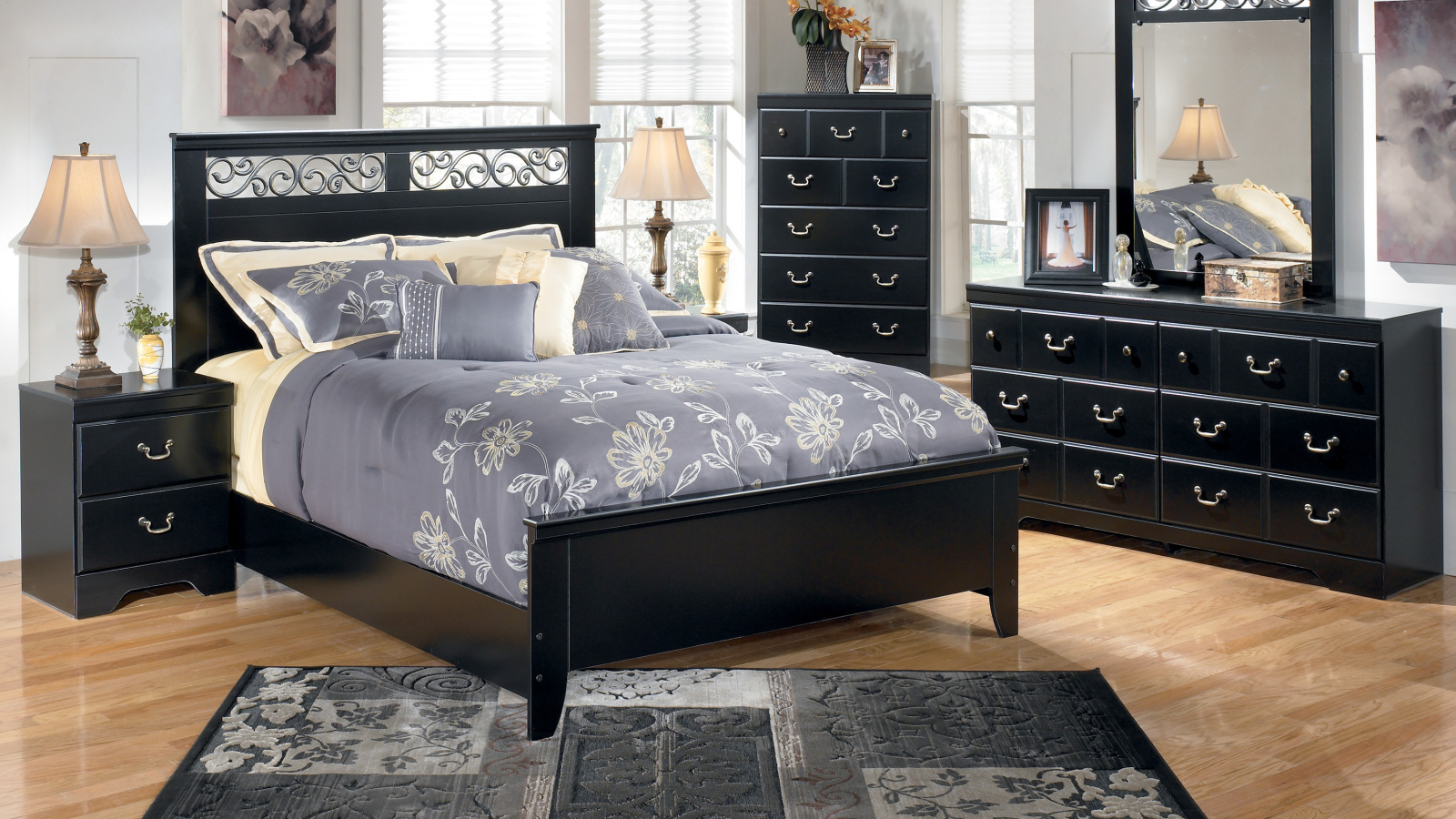 Черная кровать в спальне
