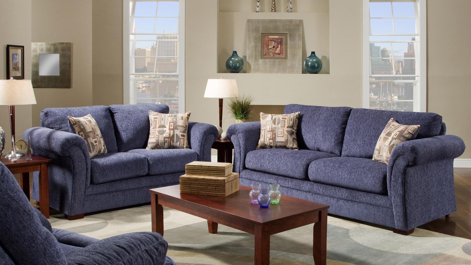 Синие диваны в гостиной