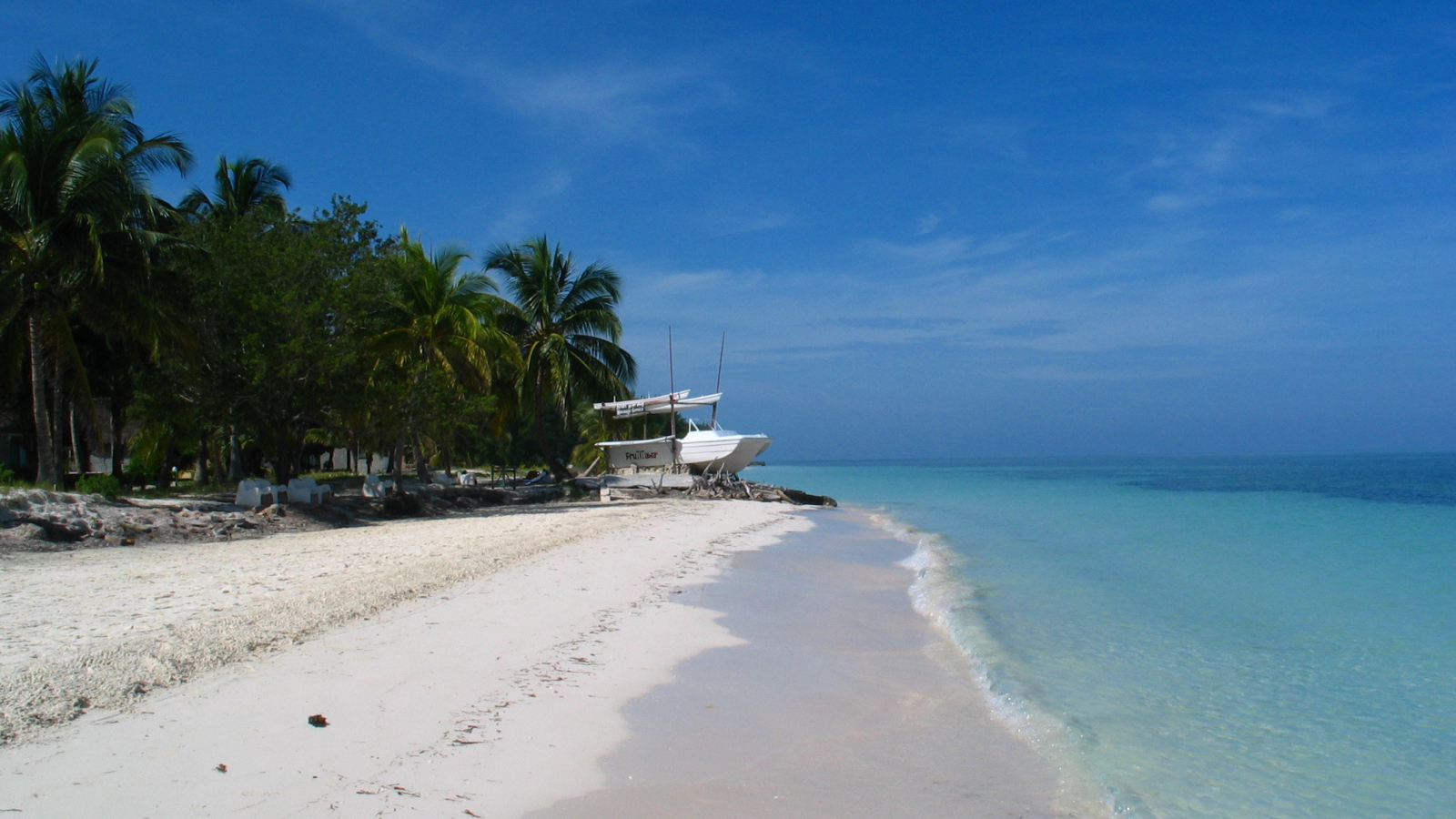 Лодка на пляже на курорте Кайо Ларго, Куба