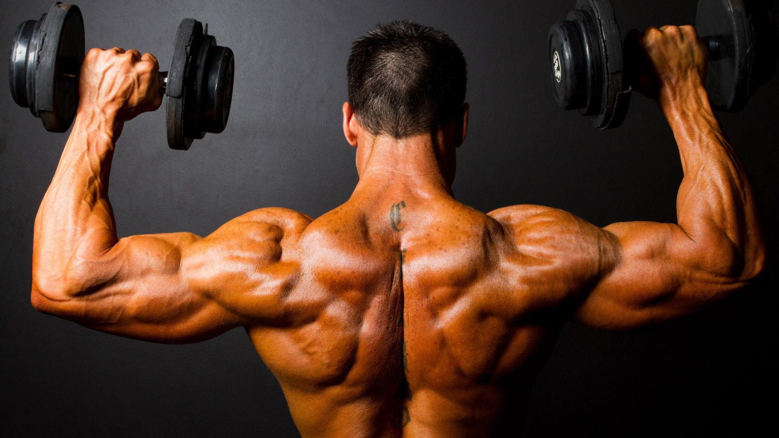 Бодибилдер с татуировкой