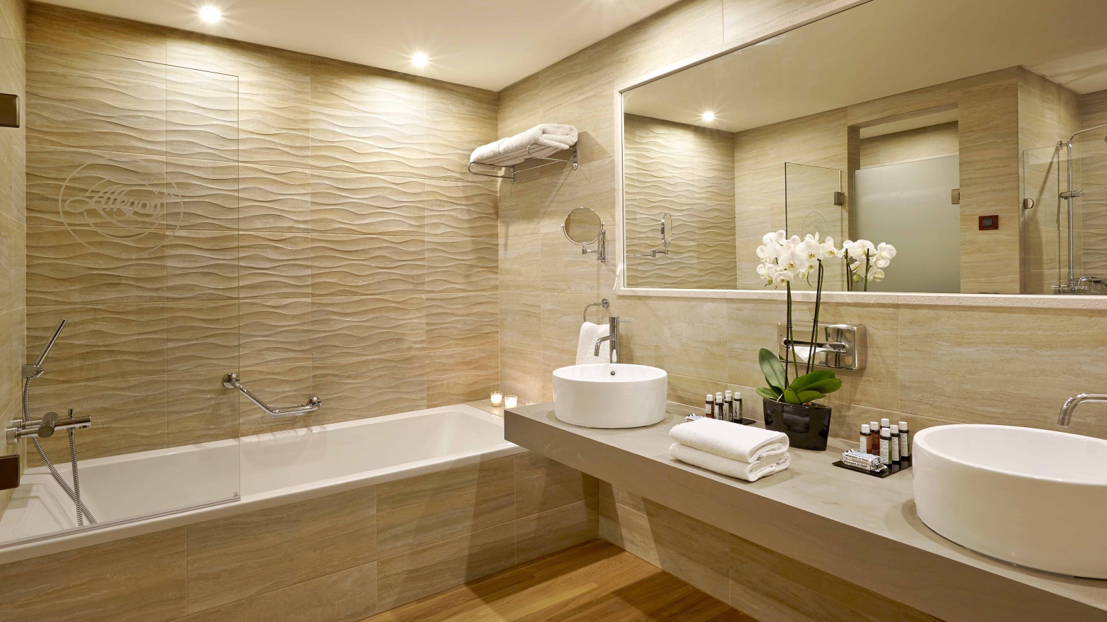 Светлая ванная комната