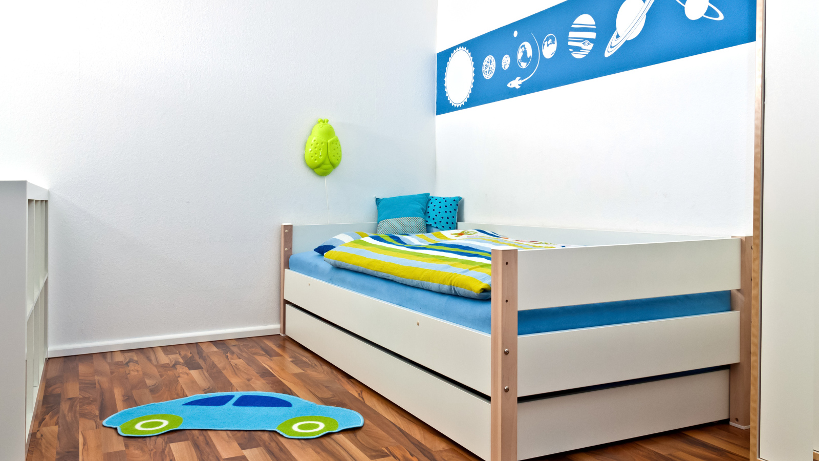 Яркая кровать в детской комнате