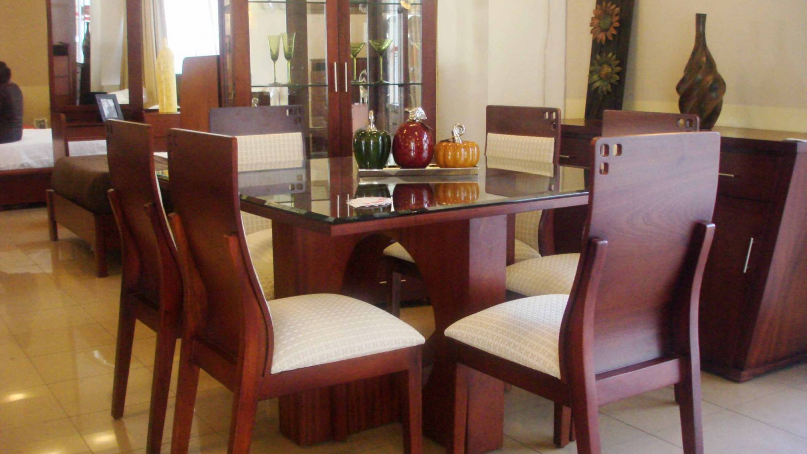 Коричневые стулья в столовой