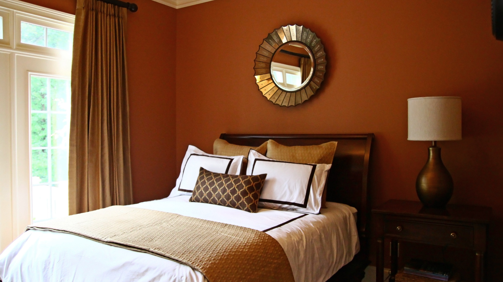 Коричневые стены в спальне