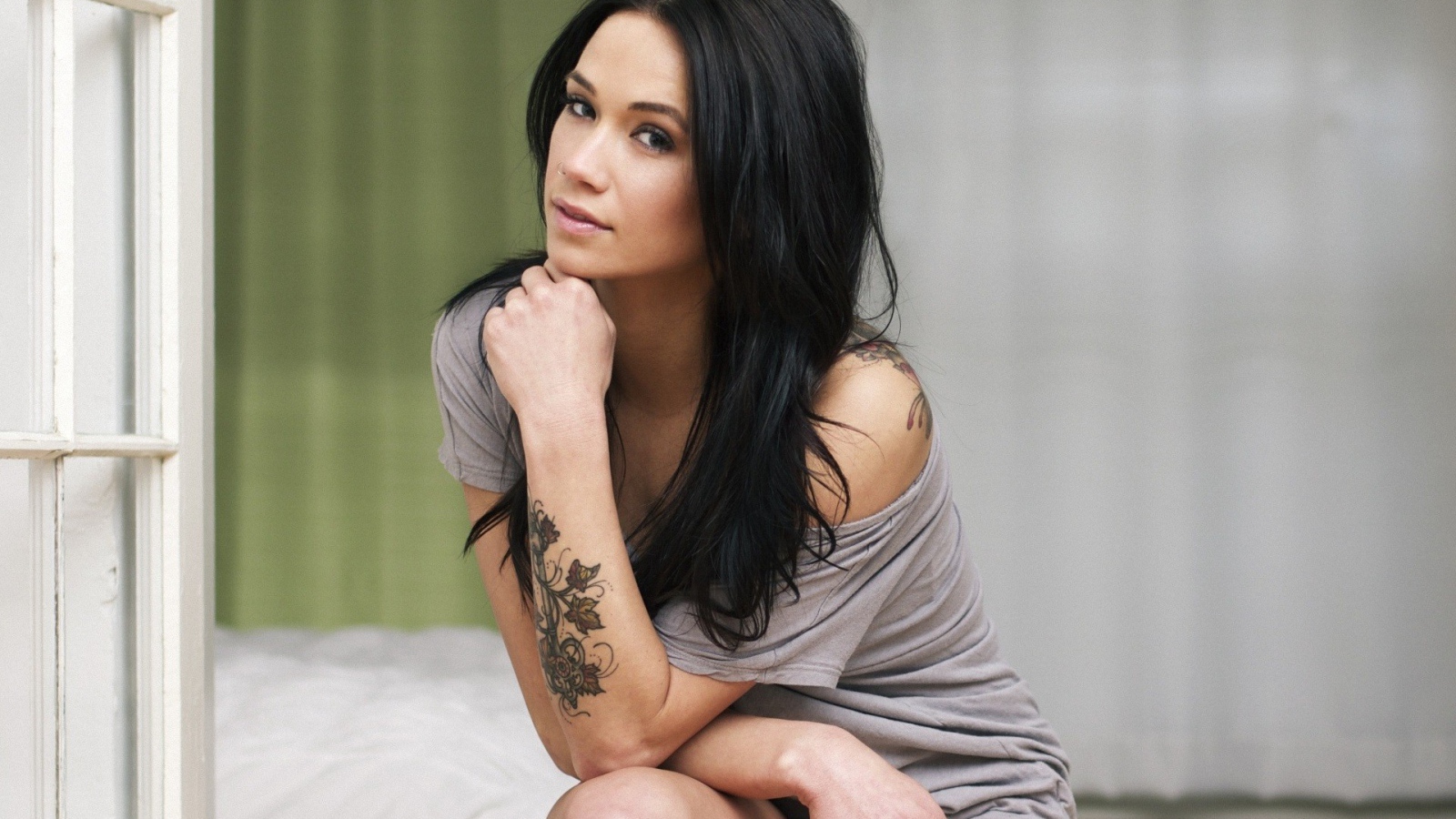 Брюнетка с тату на руке