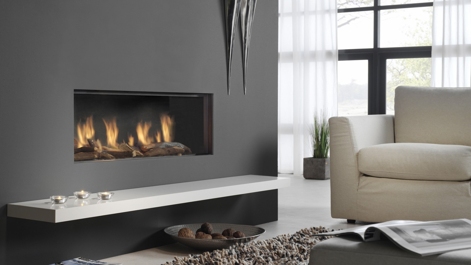 Горящий камин гостиной