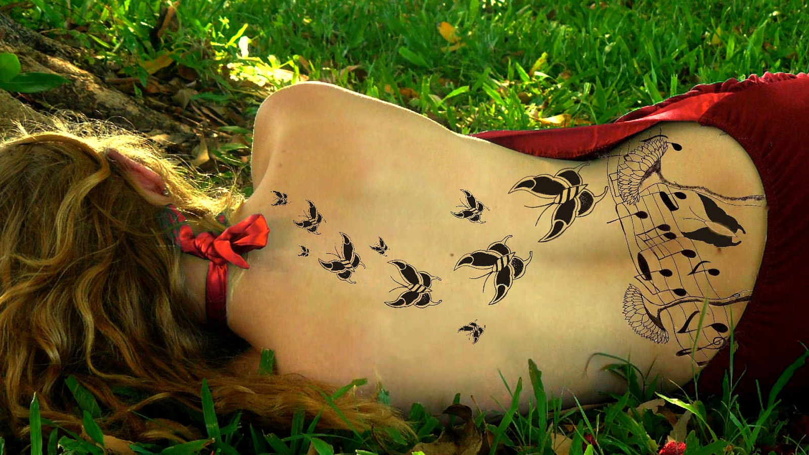 Бабочки тату на спине у девушки