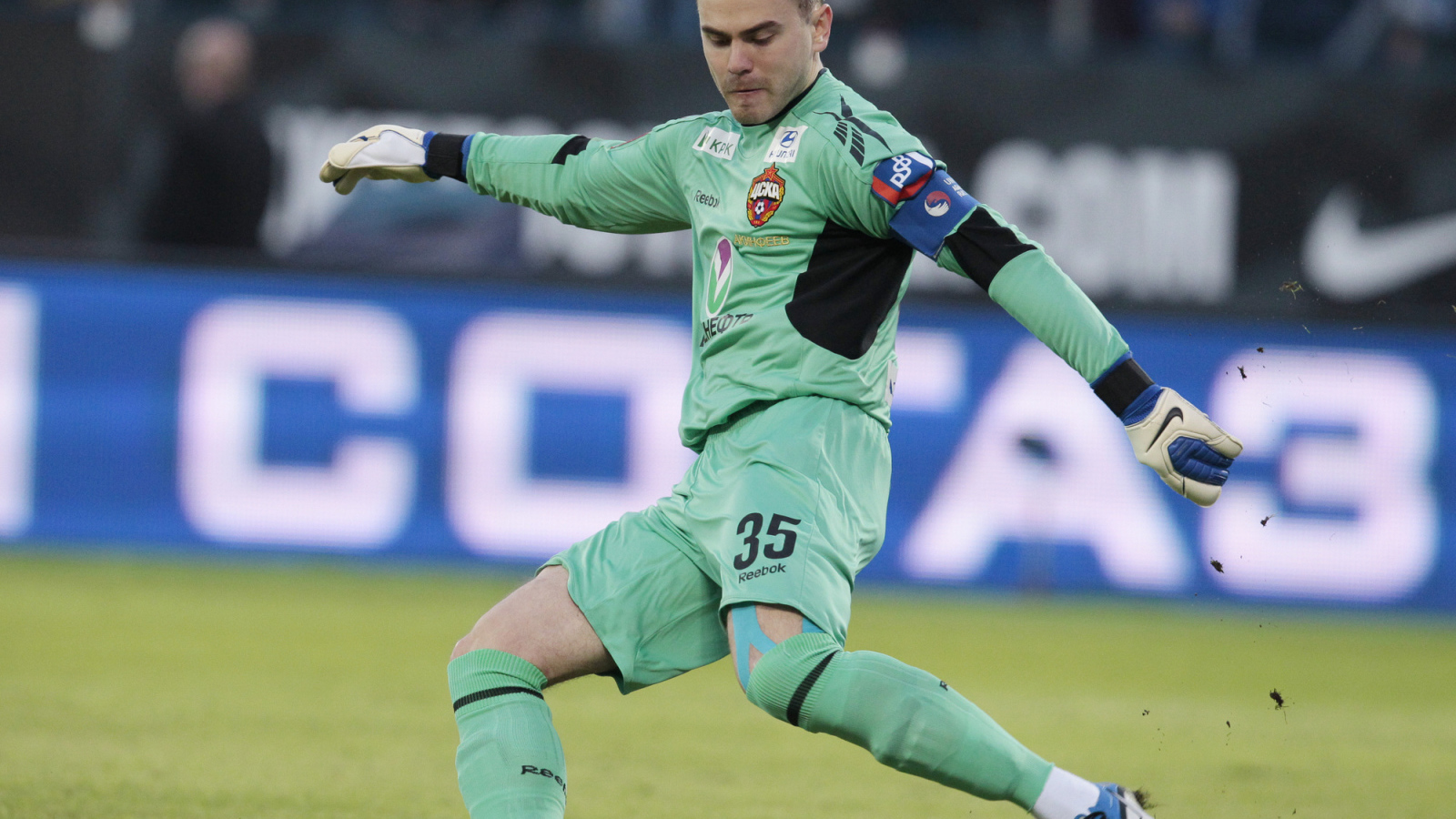 Вратарь ЦСКА Игорь Акинфеев бьет по мячу