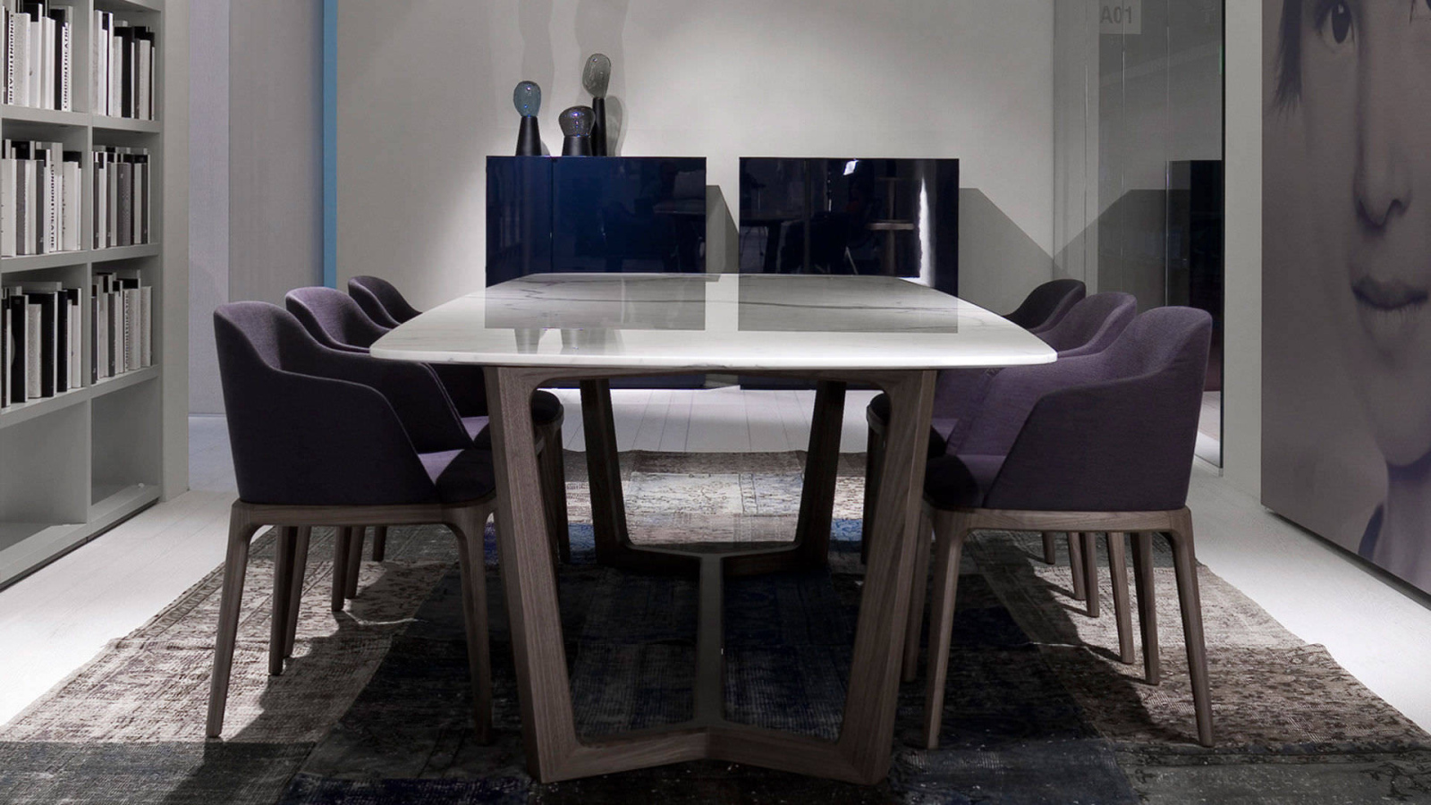 Удобные кресла в столовой