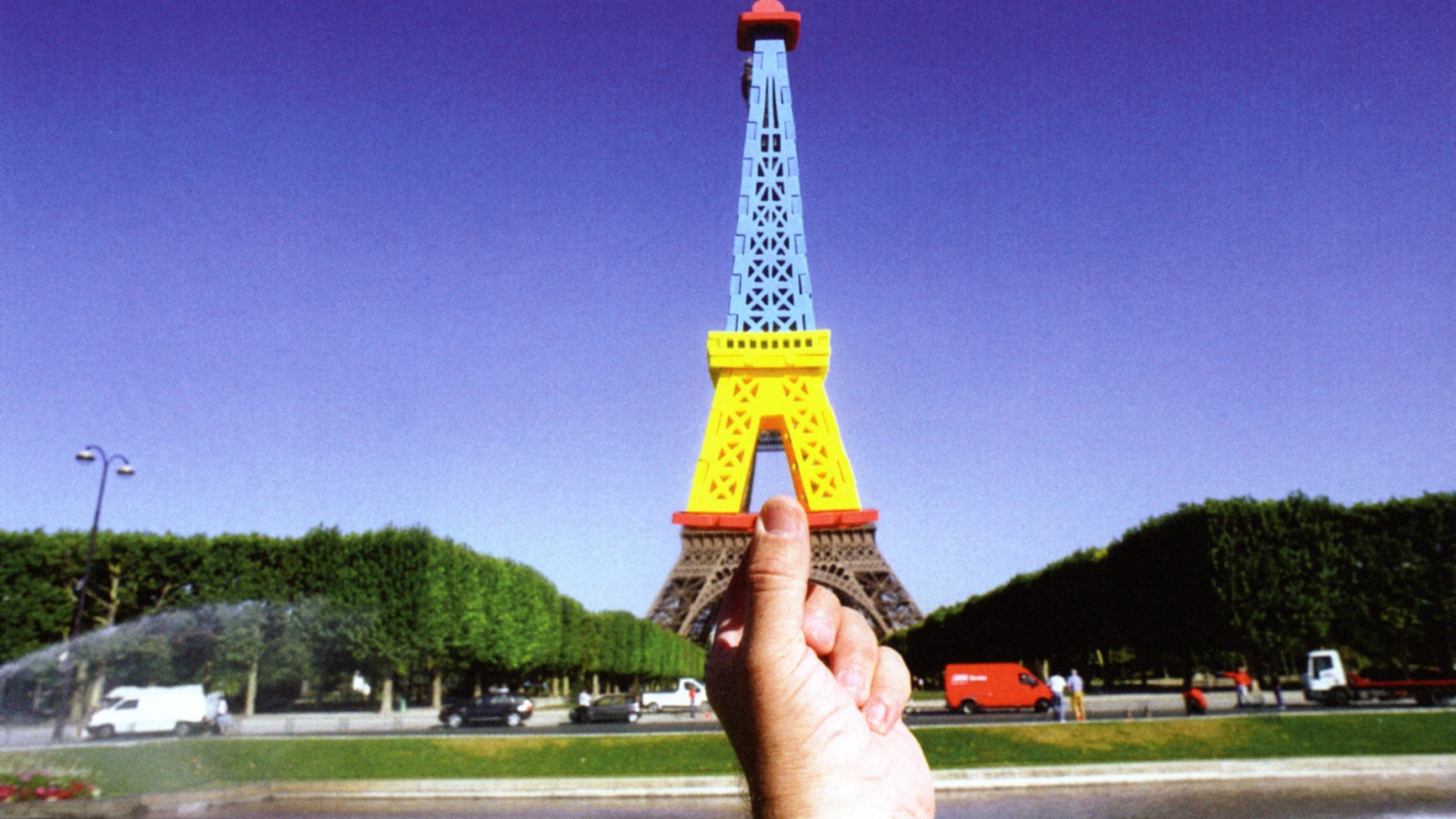 Креативное фото Эйфелевой башни