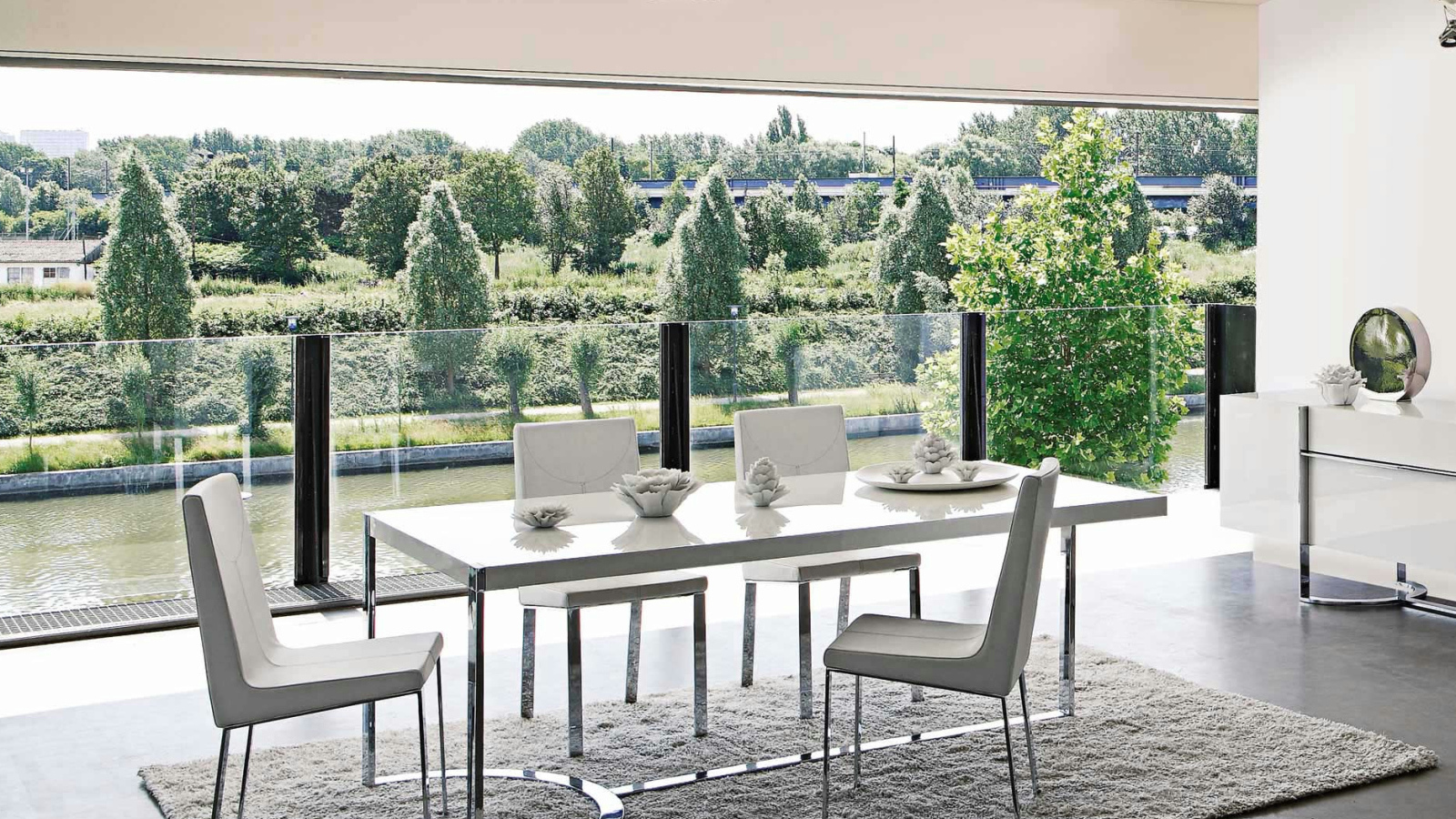 Столовая на балконе