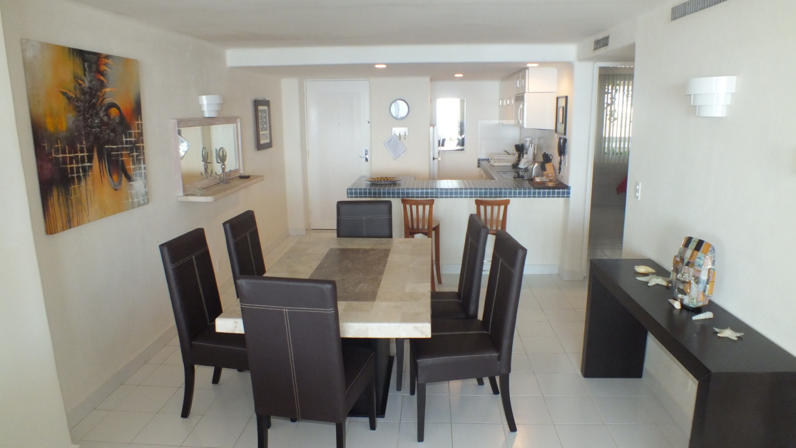 Столовая совмещенная с кухней