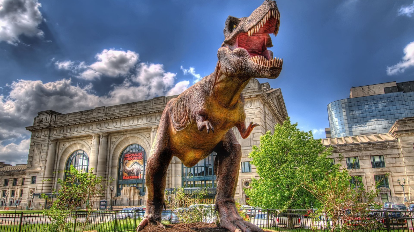 Скульптура динозавра у музея