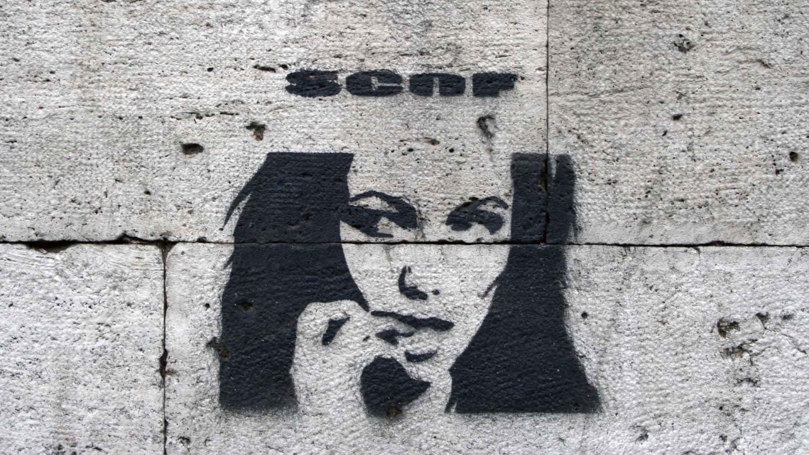 Рисунок девушки на стене