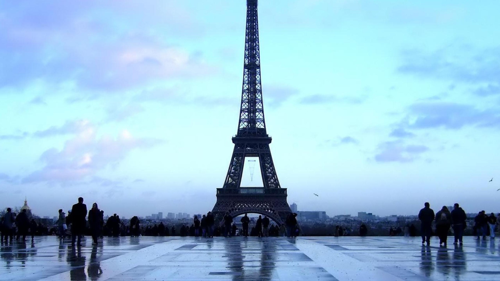 Эйфелева башня после дождя