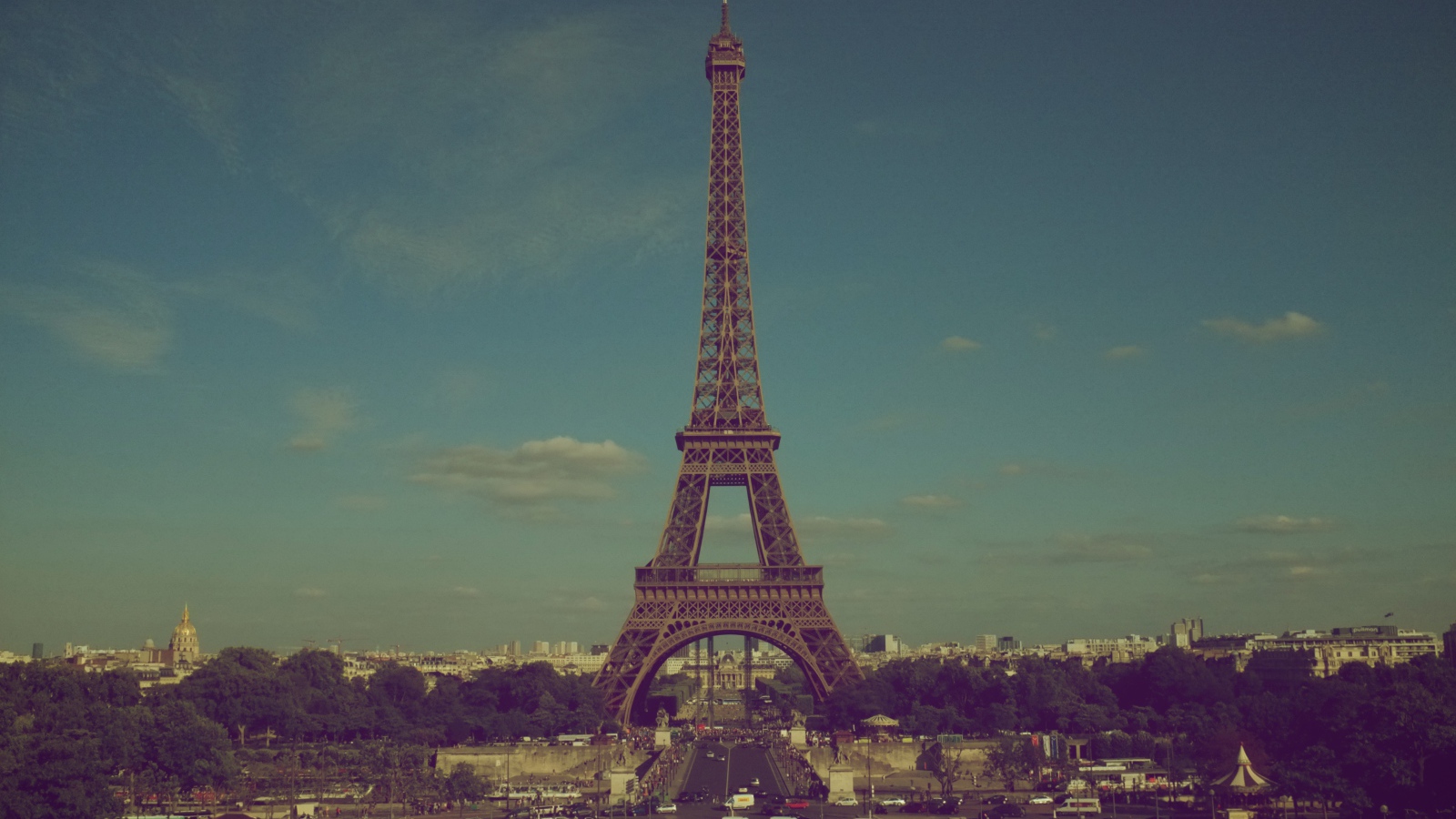 Эйфелева башня и городская суета
