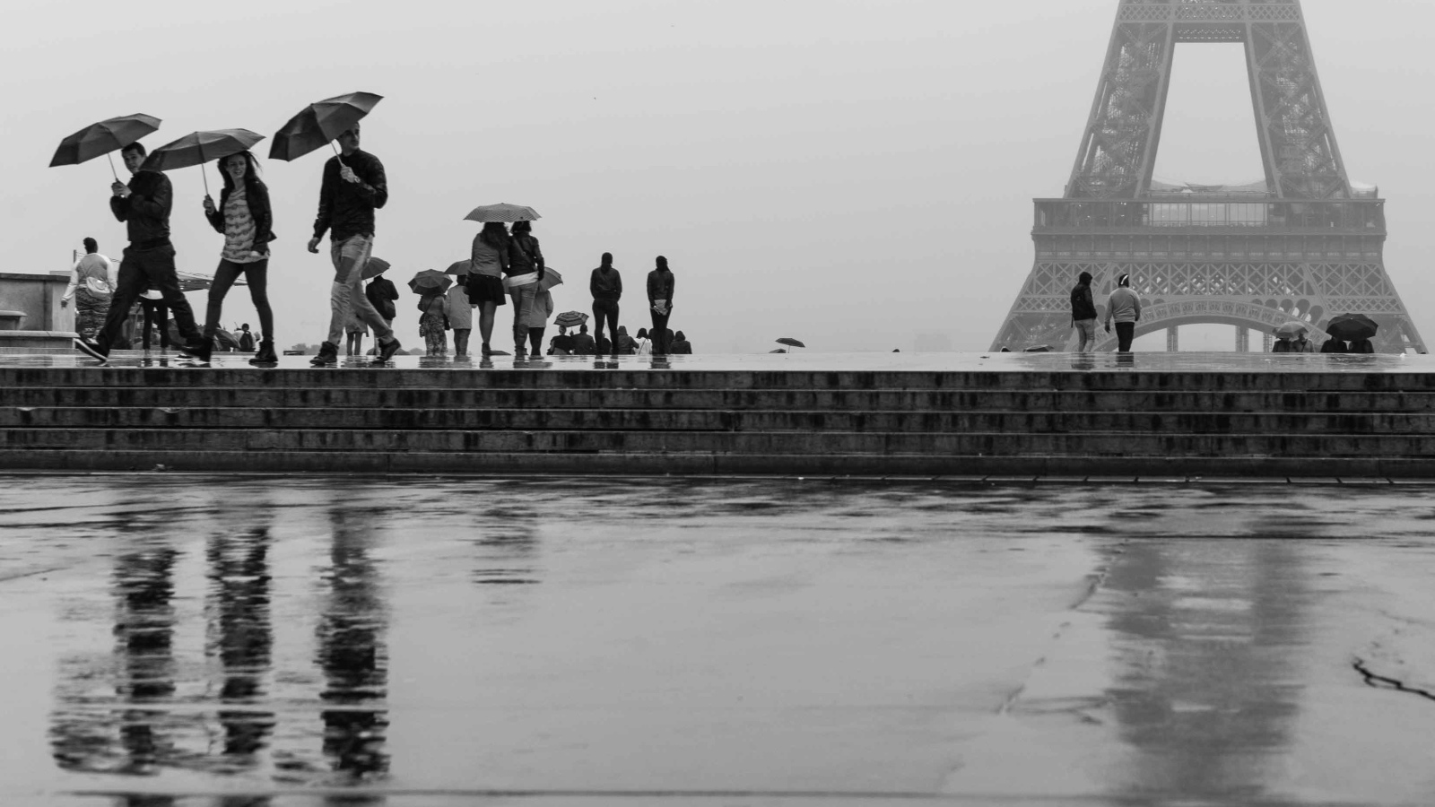 Эйфелева башня в дождливую погоду, чёрно-белое фото