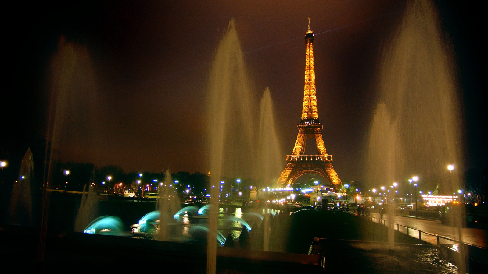 Эйфелева башня и фонтаны, ночное фото