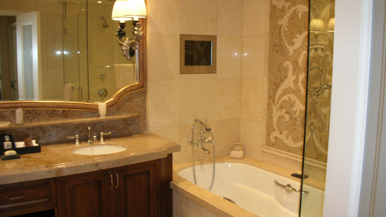 Отличная ванная комната в стиле люкс