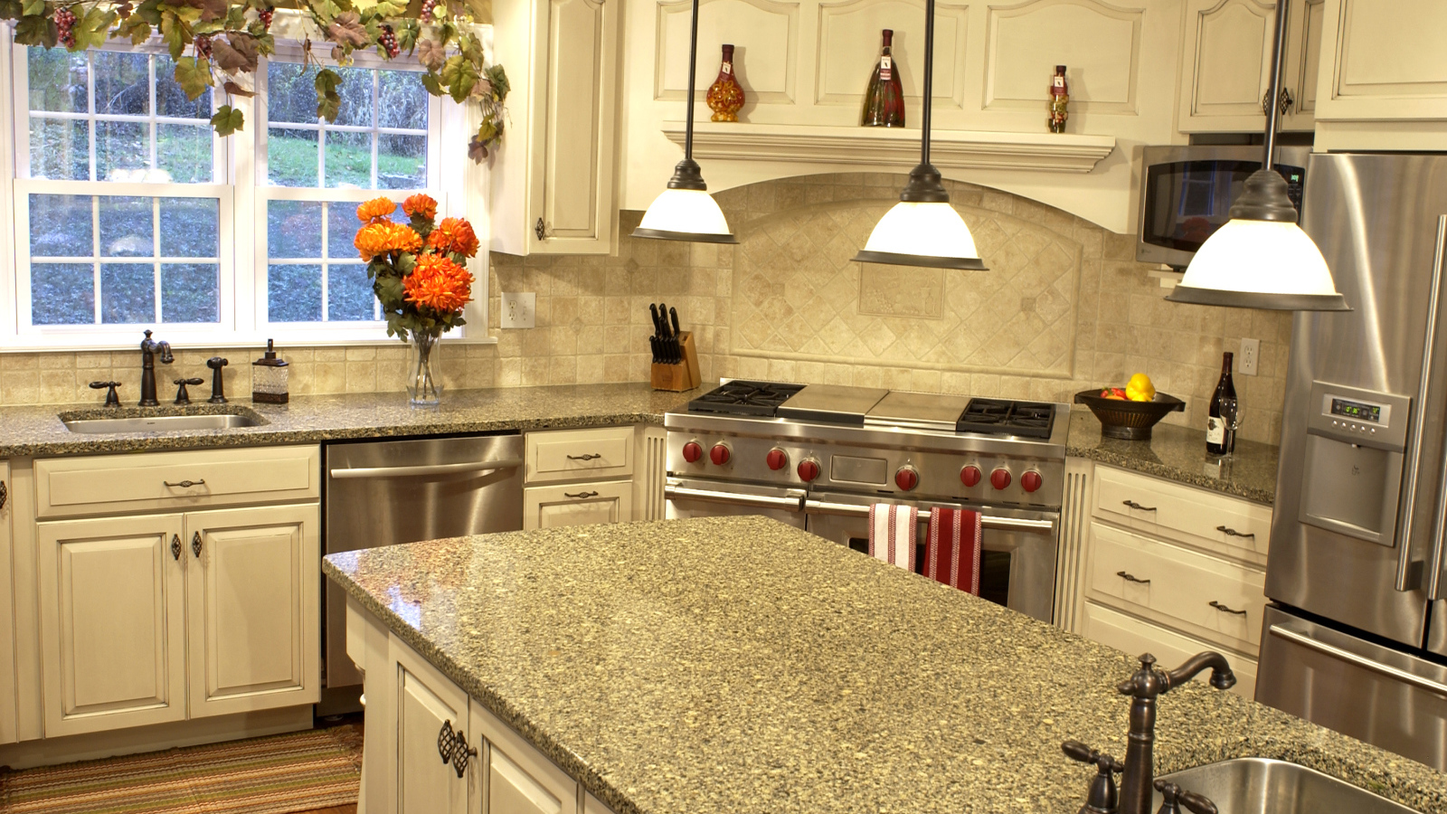 Кран на столе в кухне