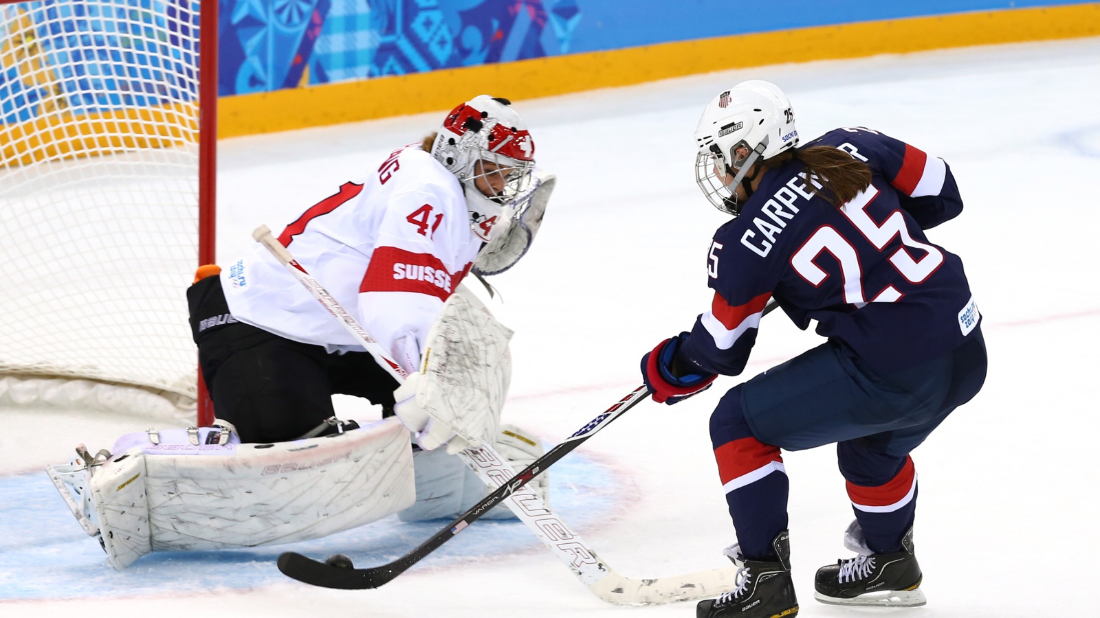 Борьба у ворот в хоккее на Олимпиаде в Сочи