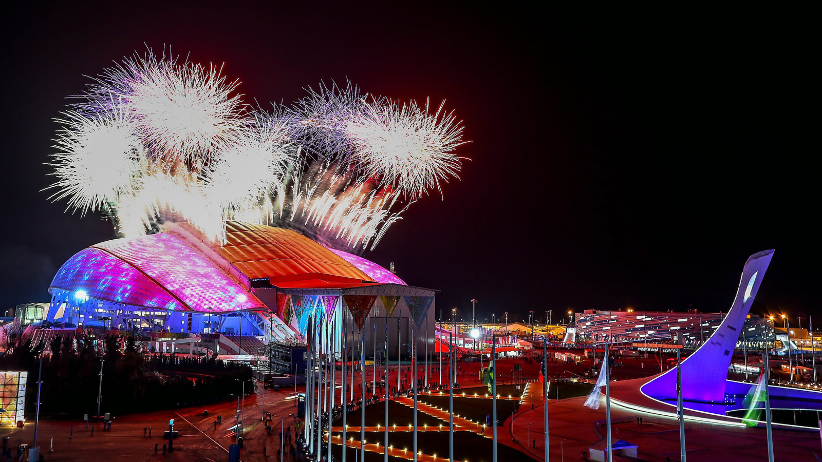 Фейерверк над стадионом на открытии Олимпиады в Сочи