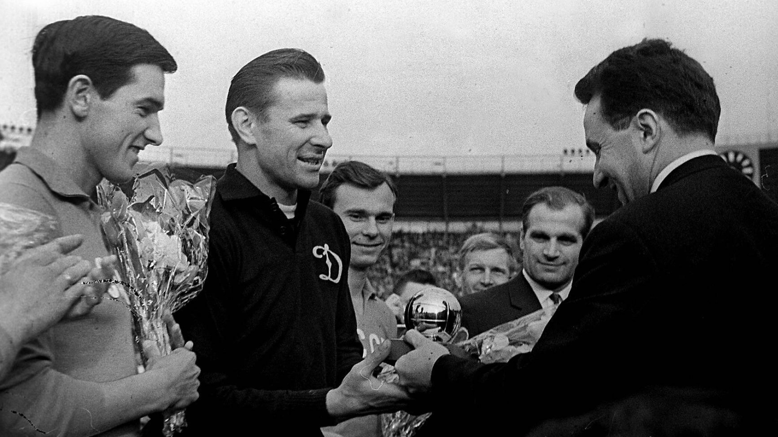 Футболист Лев Яшин получает награду