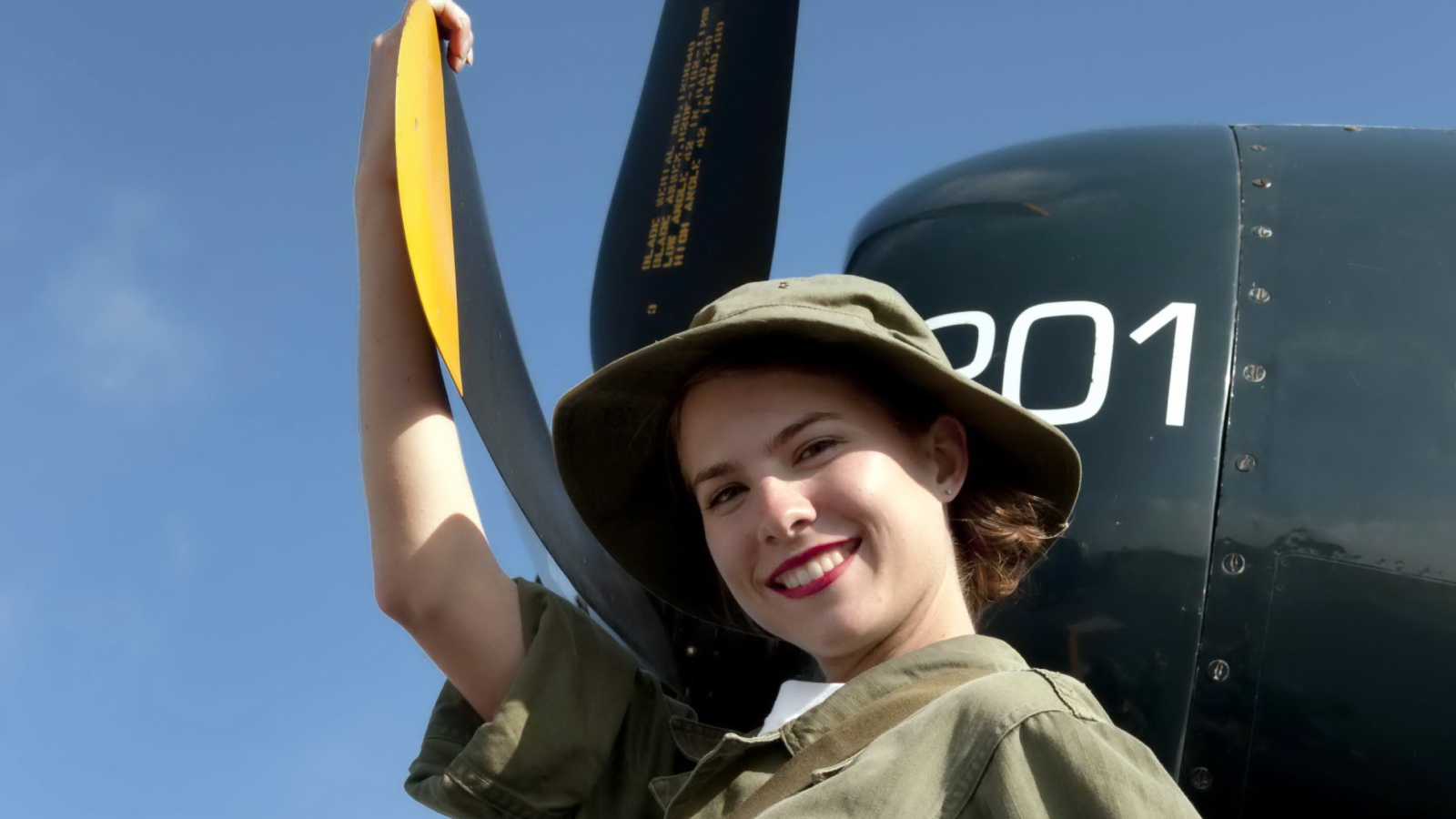 Девушка около самолета