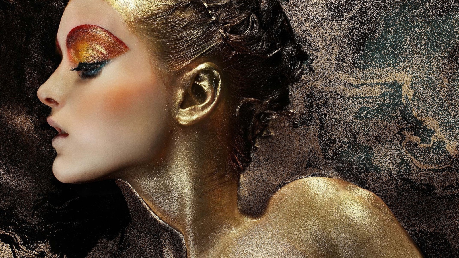 Девушка в золотой пыльце