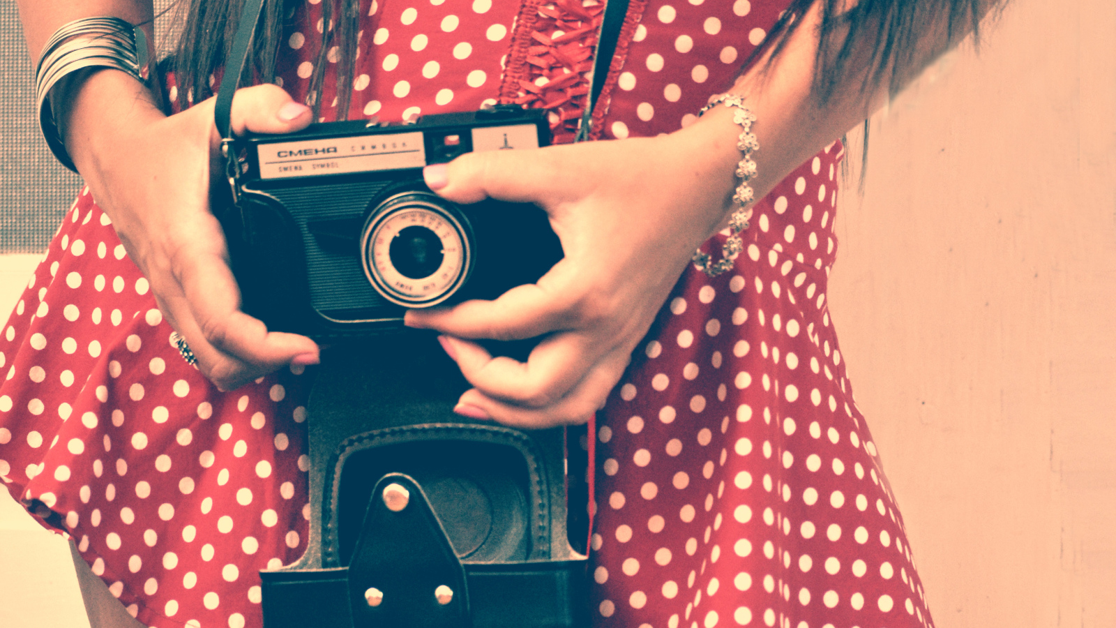 Девушка фотографирует себя