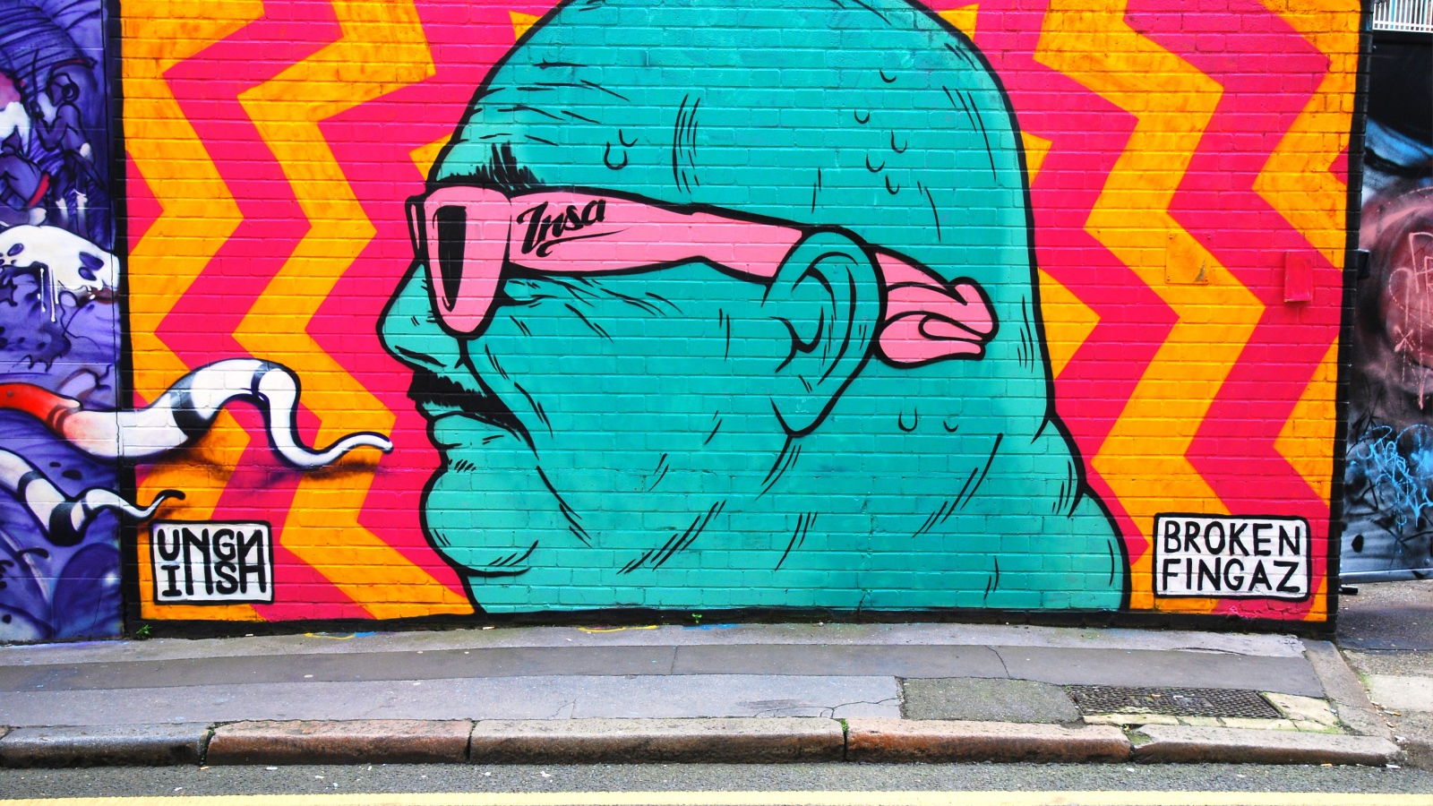 Граффити, синий человек в розовых очках