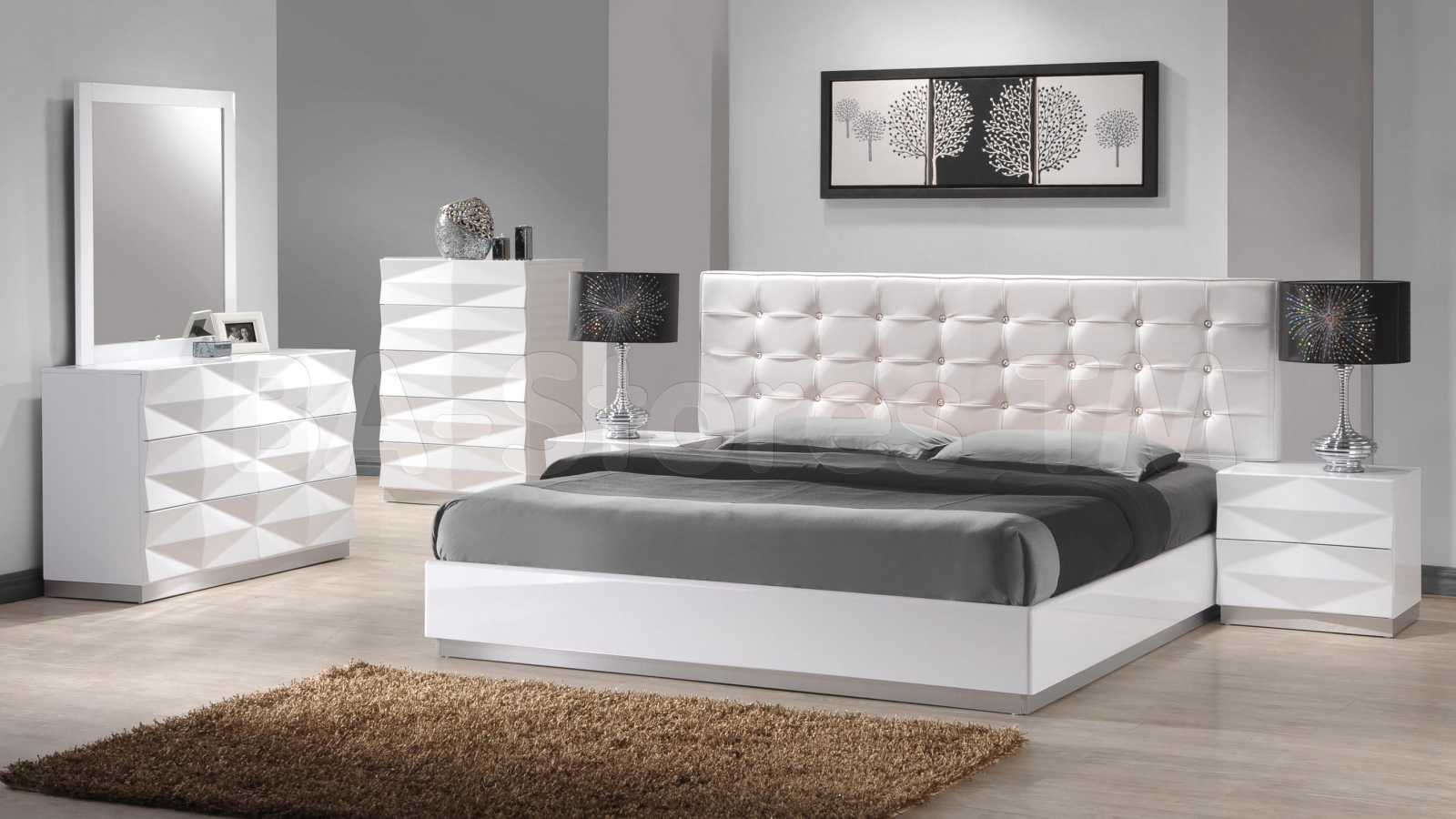 Серая кровать в спальне