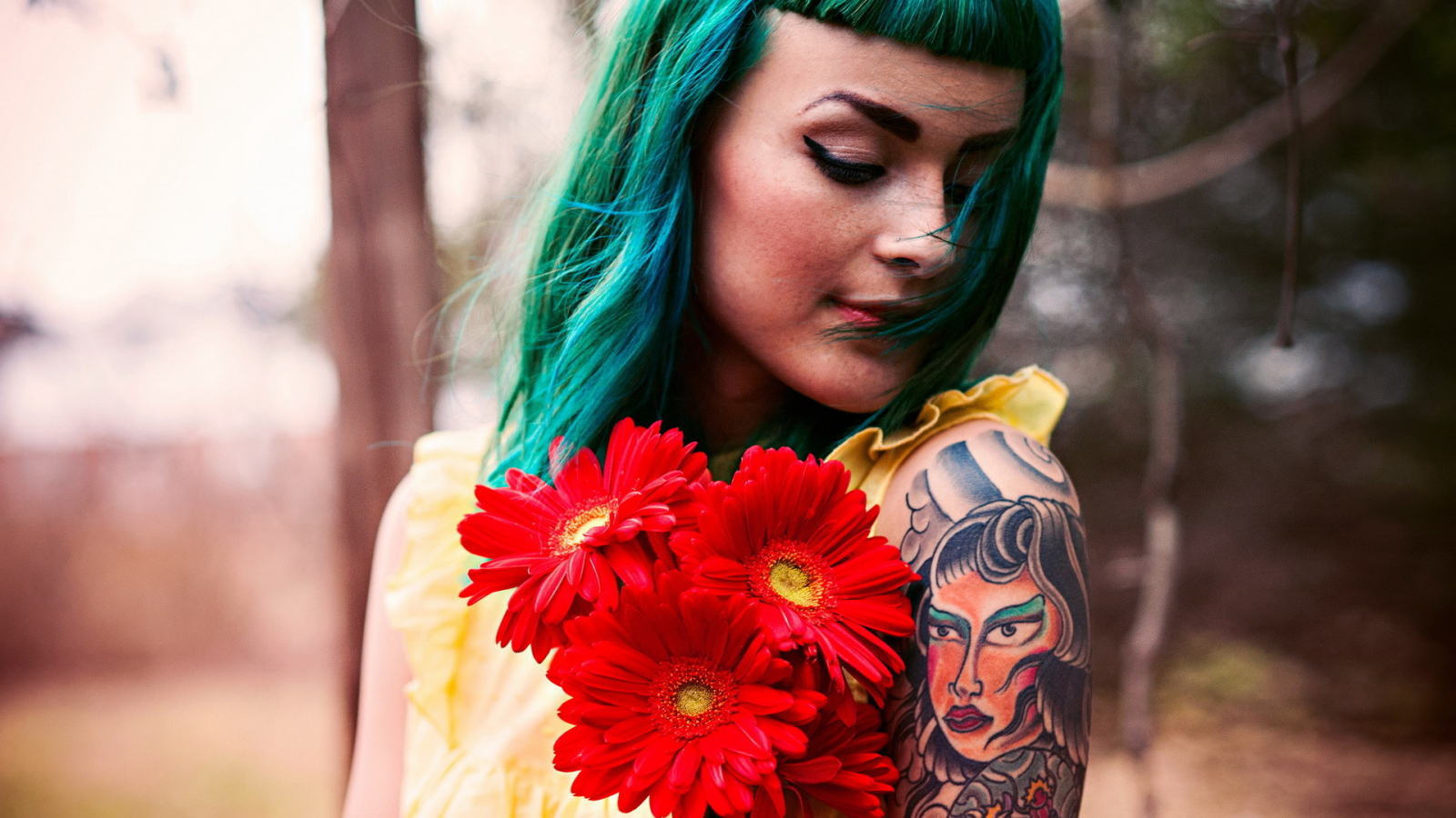 Зеленоволосая девушка с тату